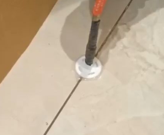 玄武瓷砖空鼓维修公司专业解答瓷砖在铺贴过程中，如果没有涂抹均匀到位的粘结材料（如水泥砂浆或瓷砖胶），可能会导致以下问题